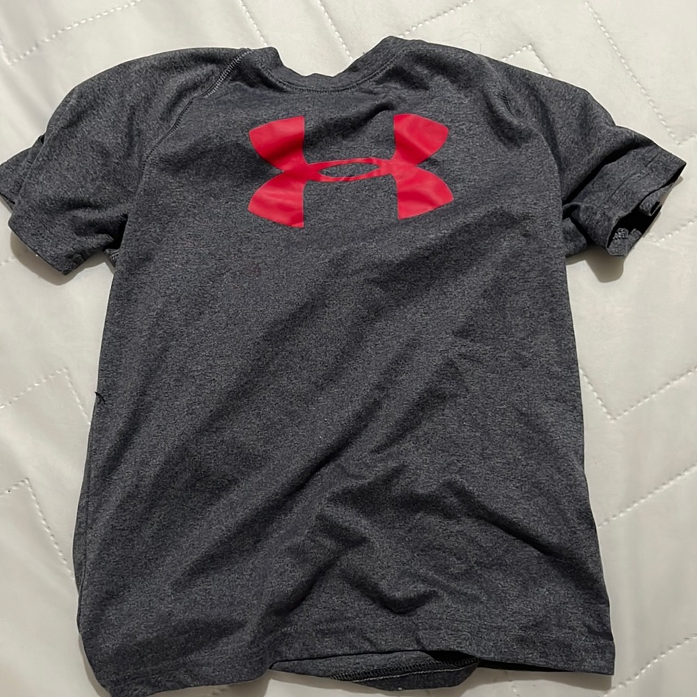 Kids under armor t shirt size 7